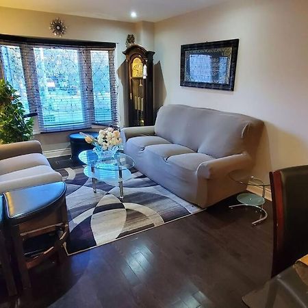 Beautiful House In Mississauga Apartment Exterior foto