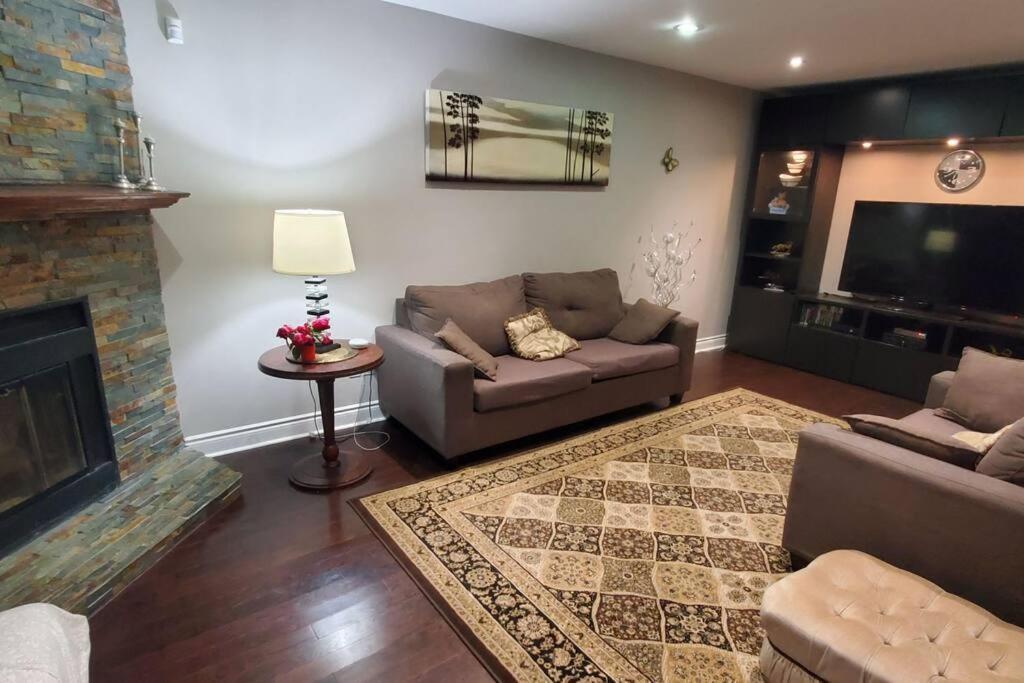 Beautiful House In Mississauga Apartment Exterior foto