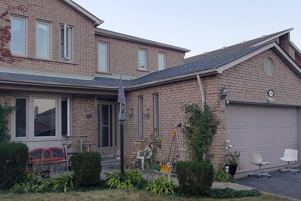 Beautiful House In Mississauga Apartment Exterior foto